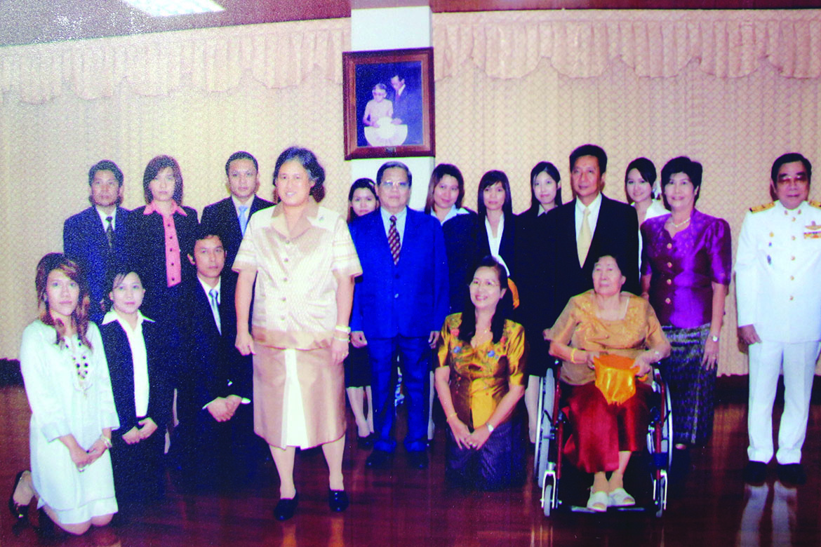 ลามิน่าถวายเงินเข้าร่วมโครงการมูลนิธิชัยพัฒนา