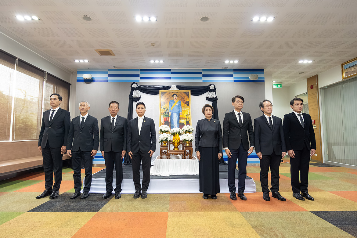 ลามิน่าจัดพิธีน้อมถวายความอาลัยเบื้องหน้าพระฉายาลักษณ์ สมเด็จพระนางเจ้าสิริกิติ์ พระบรมราชินีนาถ พระบรมราชชนนีพันปีหลวง