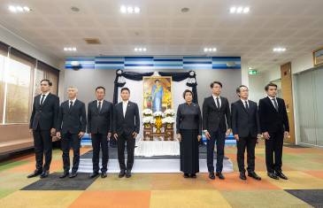 ลามิน่าจัดพิธีน้อมถวายความอาลัยเบื้องหน้าพระฉายาลักษณ์ สมเด็จพระนางเจ้าสิริกิติ์ พระบรมราชินีนาถ พระบรมราชชนนีพันปีหลวง