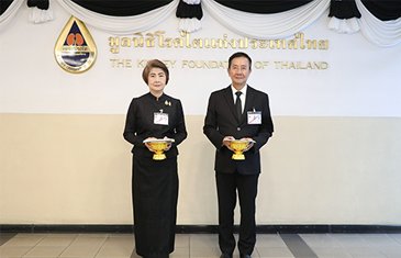 ลามิน่าทูลเกล้าฯ ถวายเงินสมทบมูลนิธิโรคไต